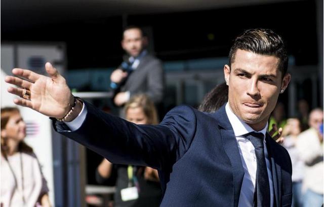 法兰克福球迷诺坎普燃放焰火投掷玻璃杯（法兰克福球迷在诺坎普燃放烟火并投掷玻璃杯）