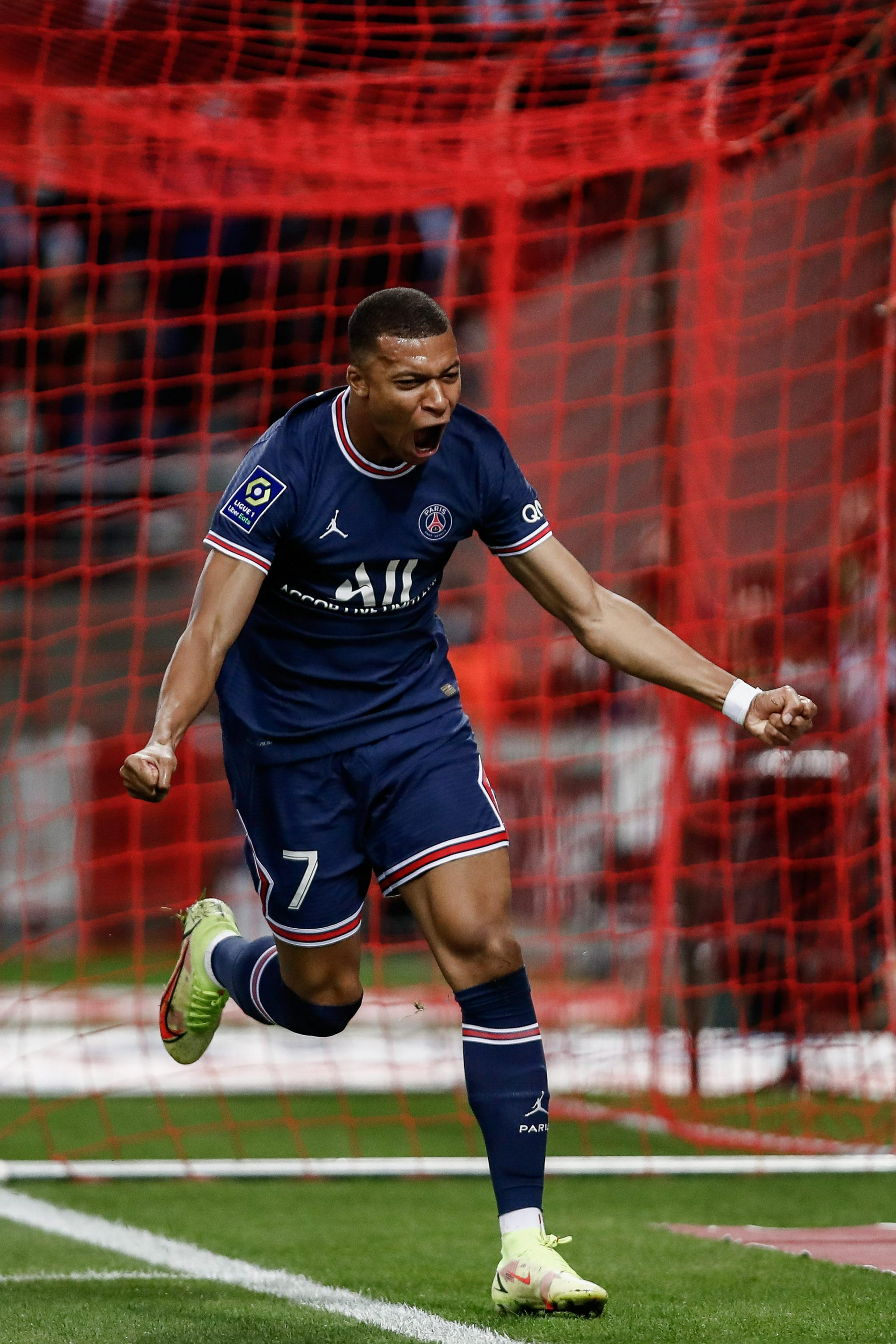 火星撞地球！枪手领跑英超&欧冠0丢球，拜仁新赛季17胜1平不败（豪门齐飞！阿森纳英超领跑欧冠零失球，拜仁新季17胜1平保持不败）