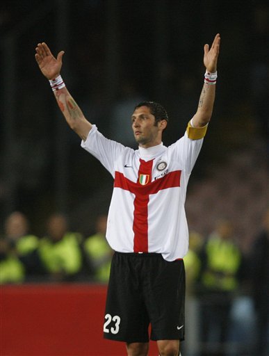 3C：退役三天前我和莱万说不想再为任何球队踢球，除非是巴萨（3C：退役前三天我告诉莱万，除了巴萨，我不会再为任何球队效力）