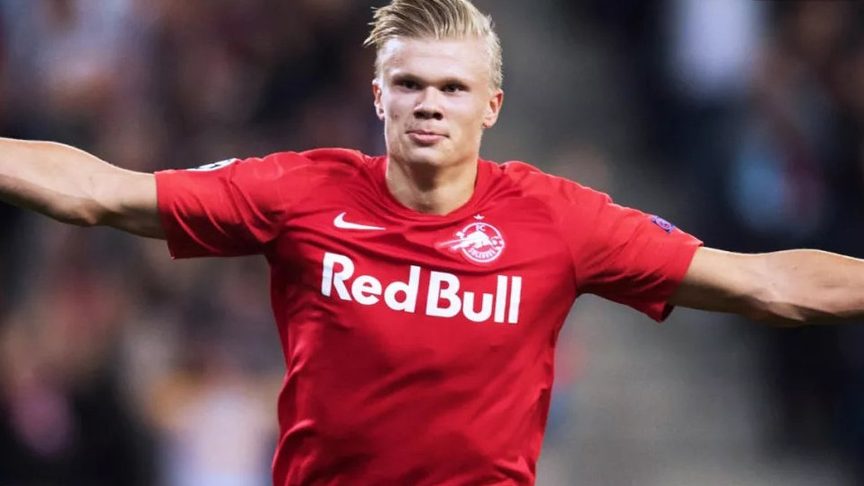 队友疯狂给他做掩护（队友拼命替他打掩护）