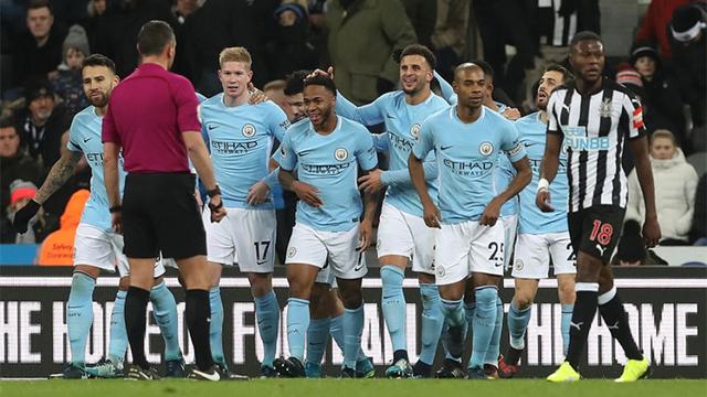 韦斯利-福法纳：埃斯特旺像队中的小宝宝，我们都在帮他适应（韦斯利·福法纳：埃斯特旺像队里最小的孩子，大家正帮他尽快融入）